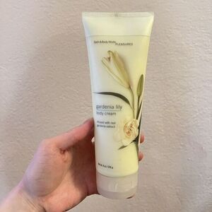 Bath & Body Works Pleasures Gardenia Body Cream‎ 8 oz Retired Discontinued